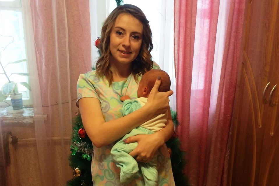 Первую ежемесячную выплату за рождение ребенка в Ярославской области получила семья из Данилова