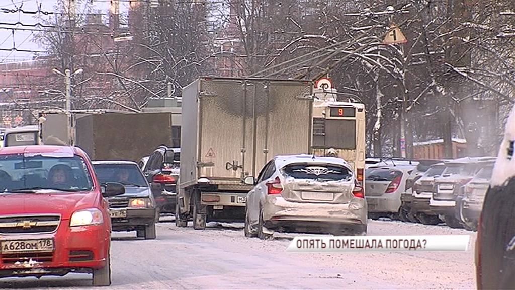 Ярославль снова накрыло снегом: на расчистку дорог и тротуаров вышли почти все силы городских коммунальных служб
