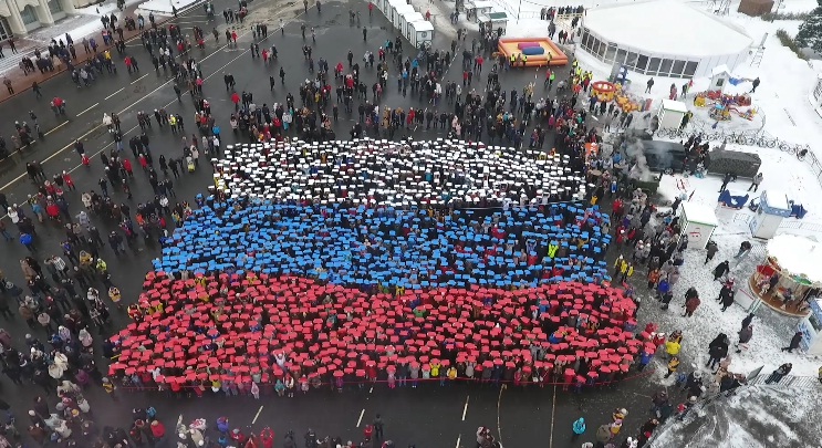 ВИДЕО: «Россия в моем сердце!»: ярославцы выстроились в живой триколор