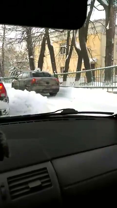 ВИДЕО: Автохам прет прямо по тротуару у Соловьевской больницы