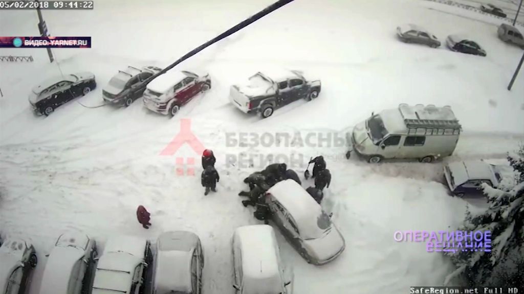 ВИДЕО: Коммунальщики отодвинули мешавшую им машину