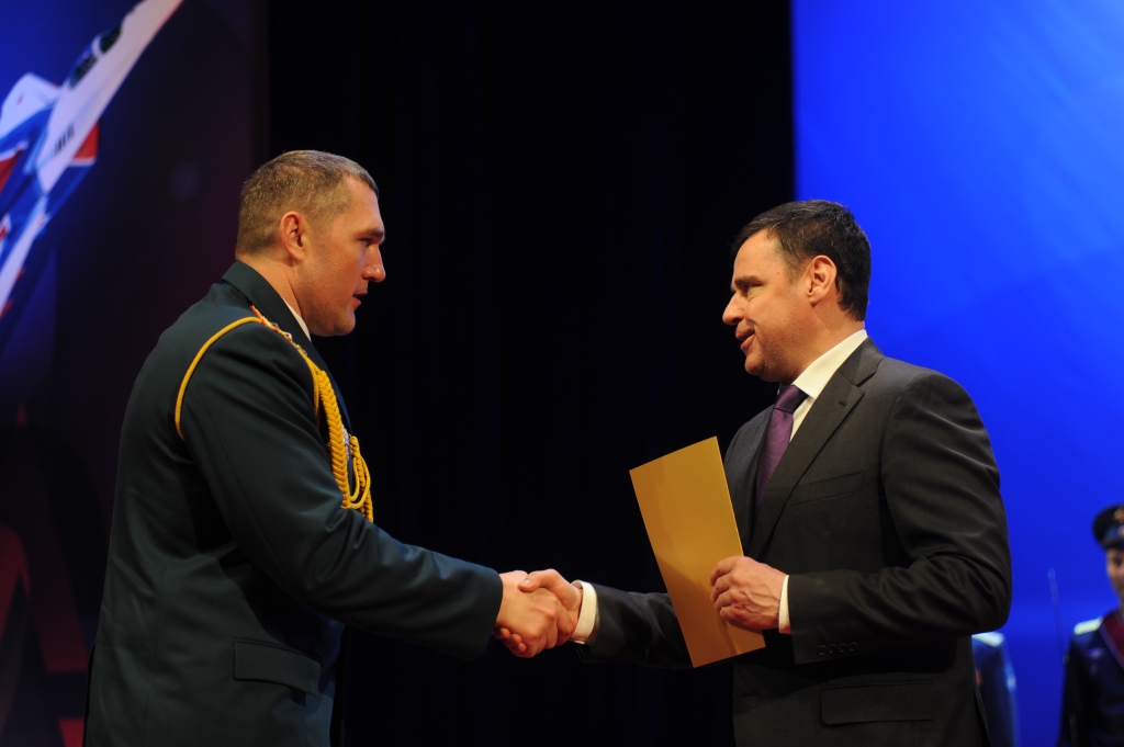 В преддверии Дня защитника Отечества Дмитрий Миронов вручил региональные награды