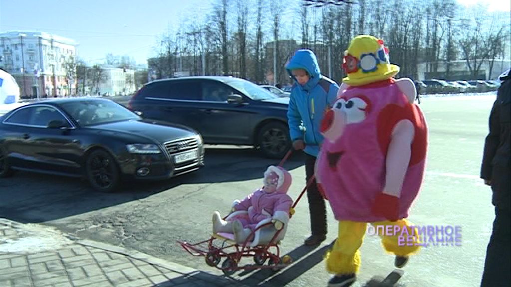 Нюша переводила детей через дорогу в центре Ярославля