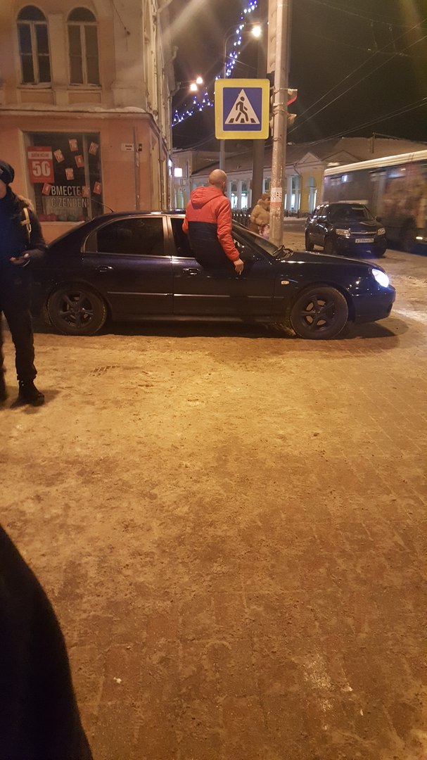 В соцсетях обсуждают автохама, прокатившегося по улице Кирова