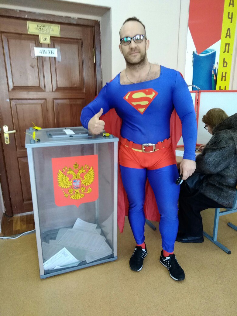 ФОТО: Супермен пришел на избирательный участок