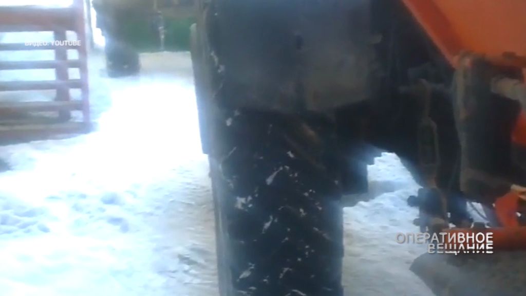 ВИДЕО: Трактор не желает нормально посыпать тротуар песком