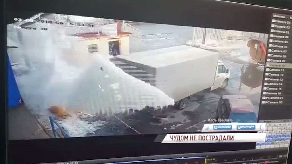 ВИДЕО: с крыши ярославского магазина сошла огромная лавина