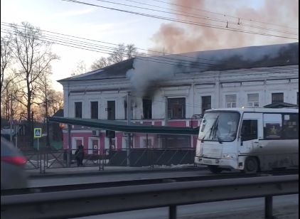 ВИДЕО: В Ярославле загорелось здание над продуктовым магазином