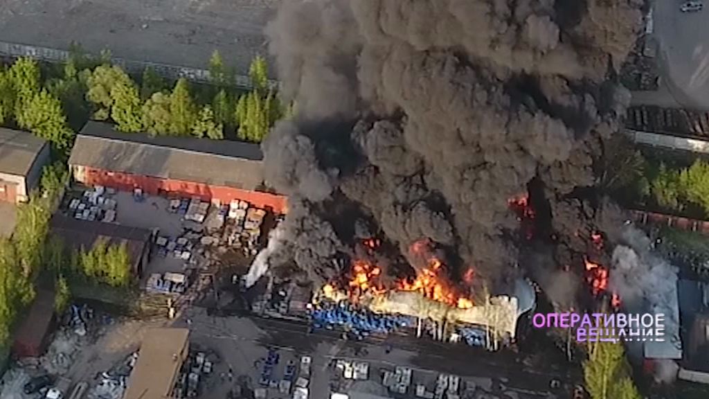 Крупный пожар на складе в Ярославле тушили до глубокой ночи: как развивались события