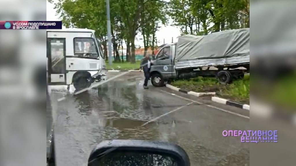 На Тутаевском шоссе маршрутка столкнулась с грузовиком