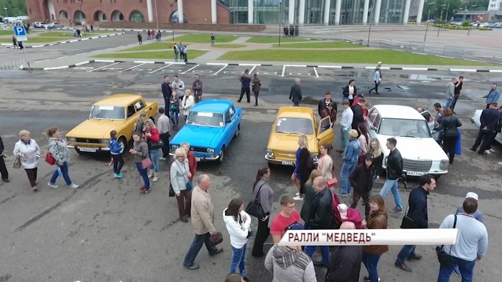 В День России в Ярославле прошел парад ретро-автомобилей – участников ралли «Медведь»