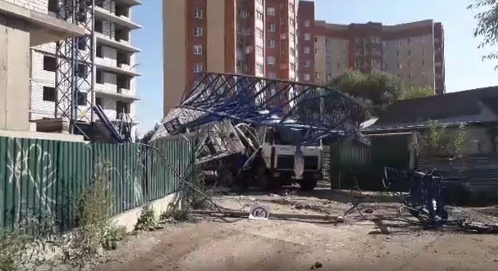Башенный кран рухнул на стройке на Суздальской: есть пострадавшие