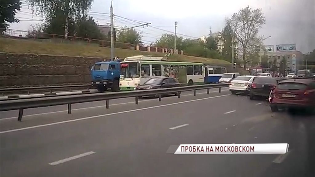 Московский проспект «встал» из-за крупной аварии
