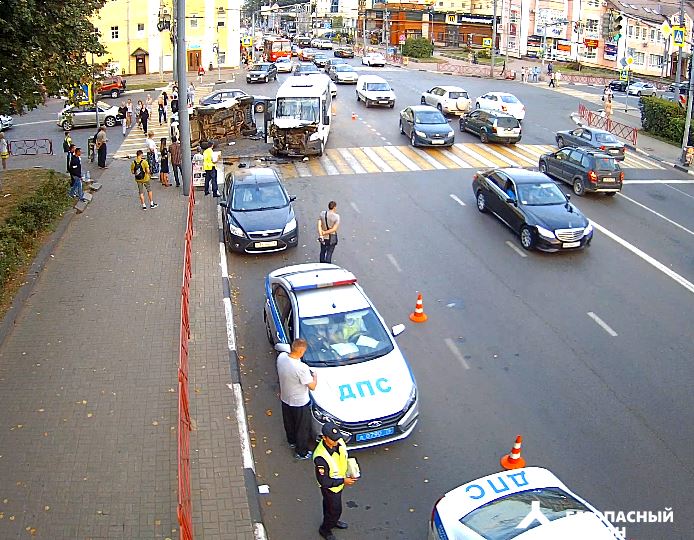 «Первый Ярославский» публикует видео с места ДТП с маршруткой, в котором пострадали десять человек