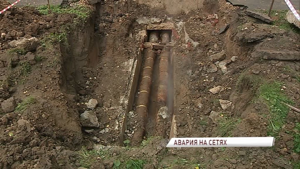 Коммунальщики в Брагине прикрыли прорванную трубу с кипятком булыжником