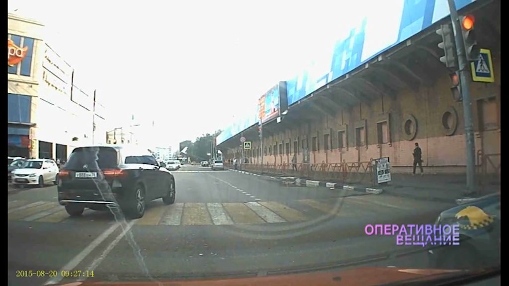 Ярославский автолюбитель заснял автохама, выехавшего на перекресток на красный
