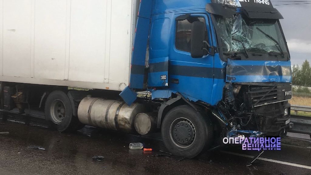 Два грузовика столкнулись на трассе в Ярославле