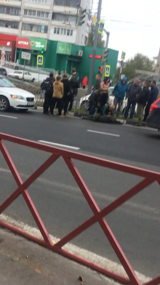 На Московском проспекте на переходе иномарка сбила девушку