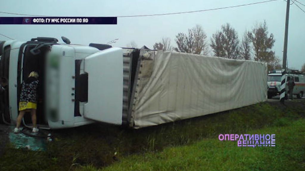 Большой грузовик опрокинулся на трассе в Ростове