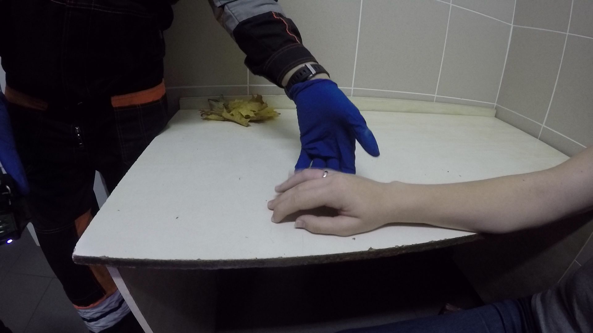 Ярославским спасателям пришлось вызволять девушку из «плена» кольца на пальце