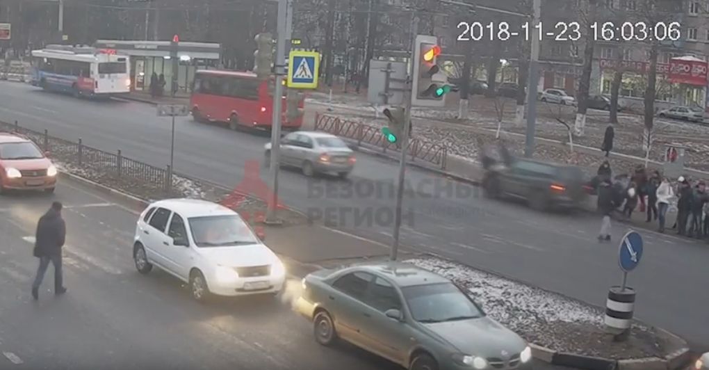 ВИДЕО: Пролетели с десяток метров: кадры с ДТП с пешеходами на Московском