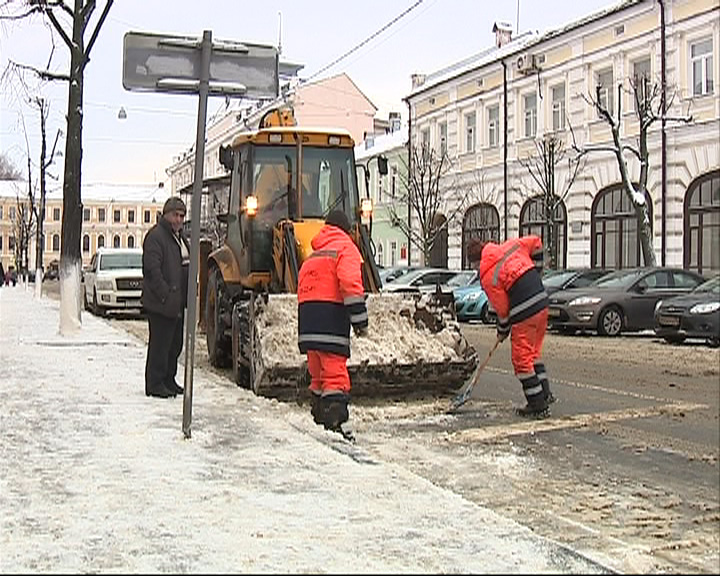Дорожные службы сутки очищали Ярославль от снега