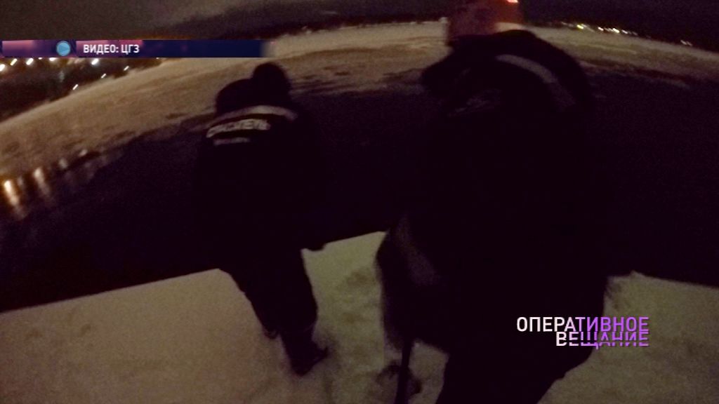 Спасатель ЦГЗ вытащил из Волги провалившегося под лед мужчину