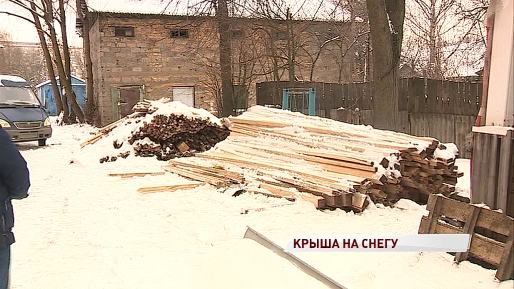 Жители ярославского дома пожаловались, что доски для новой кровли гниют у них во дворе