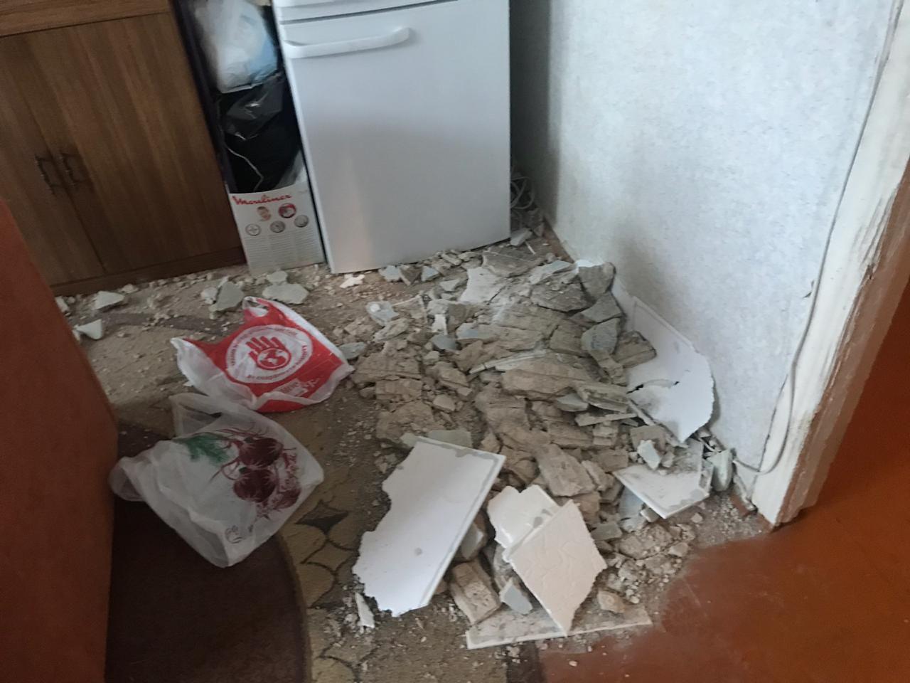 Жительницу Ярославля чуть не убило штукатуркой с потолка: кто виноват в обрушении