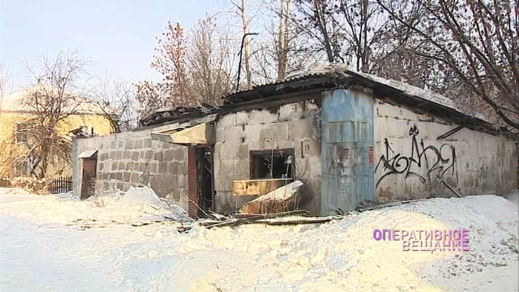 Рядом с ярославским детским садом и жилыми домами горел заброшенный дом