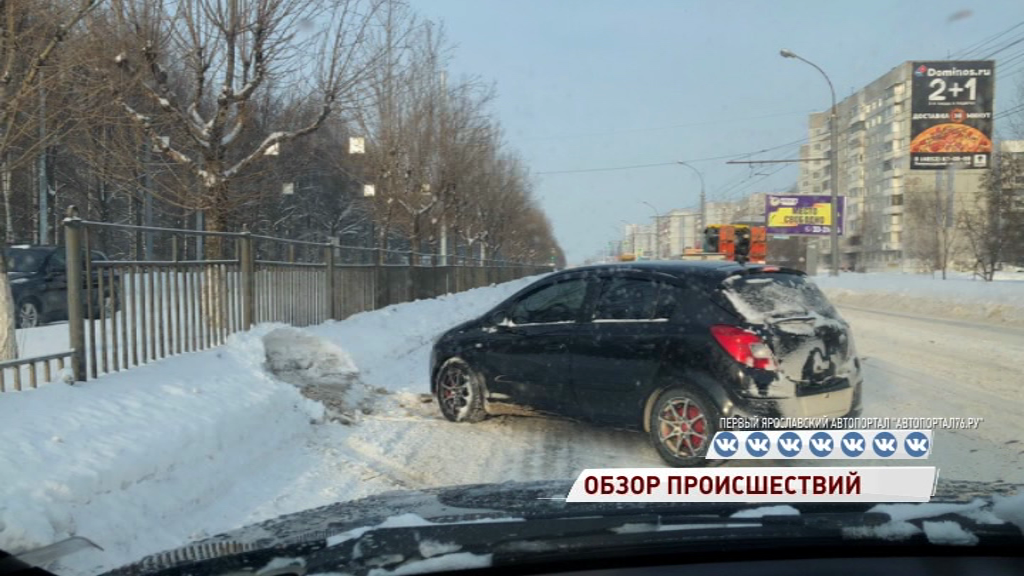 На Ленинградском проспекте иномарка врезалась в ограждение
