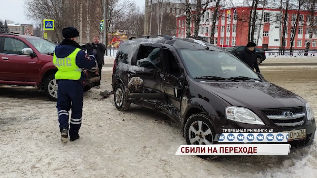 В Рыбинске столкнулись два авто: один вылетел прямо в пенсионерку
