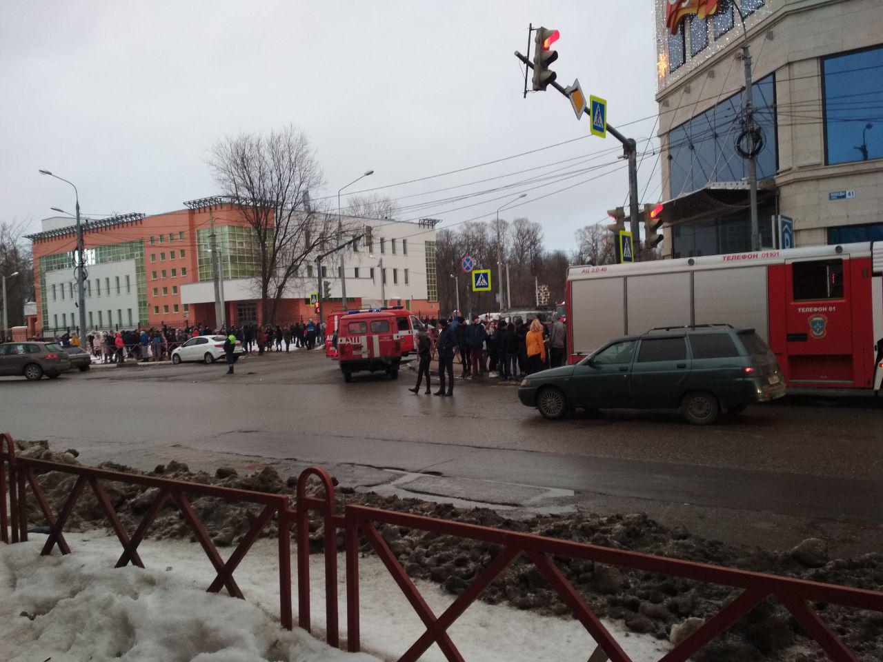 Люди в панике бегут на улицу: в Ярославле эвакуировали крупнейший торговый центр