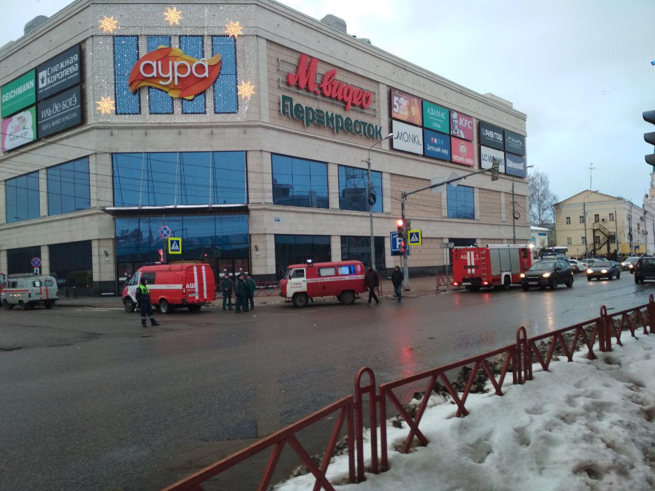 Люди в панике бегут на улицу: в Ярославле эвакуировали крупнейший торговый центр