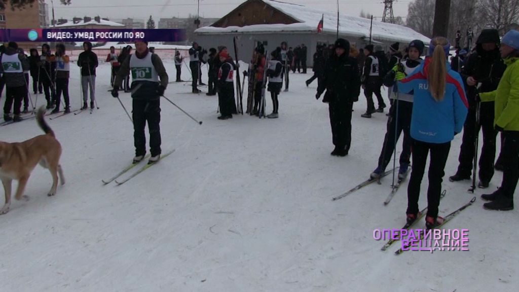 Молодые полицейские и дети, состоящие на учете, соревновались в беге на лыжах