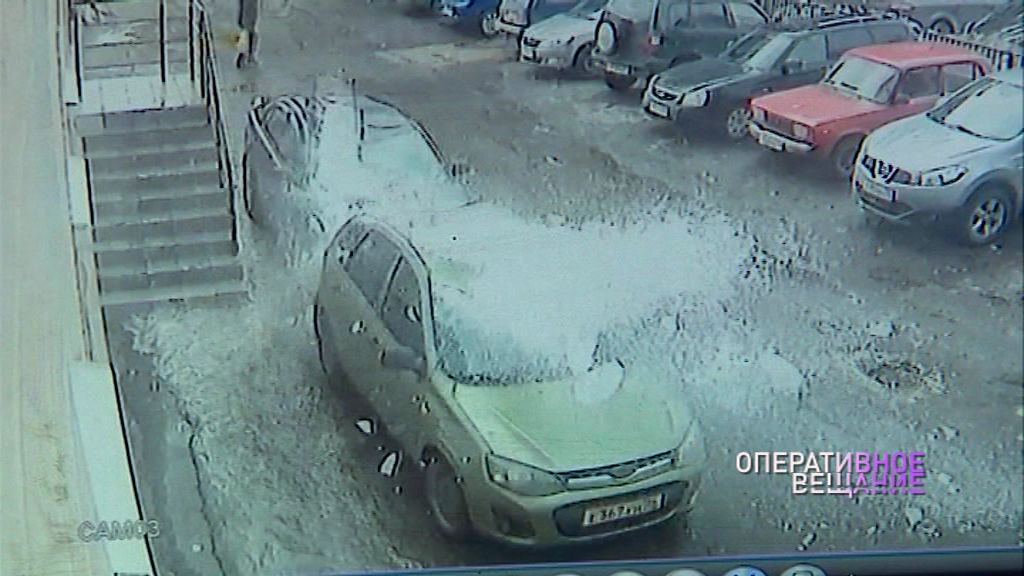 Огромные куски льда повредили сразу несколько автомобилей в Ярославле