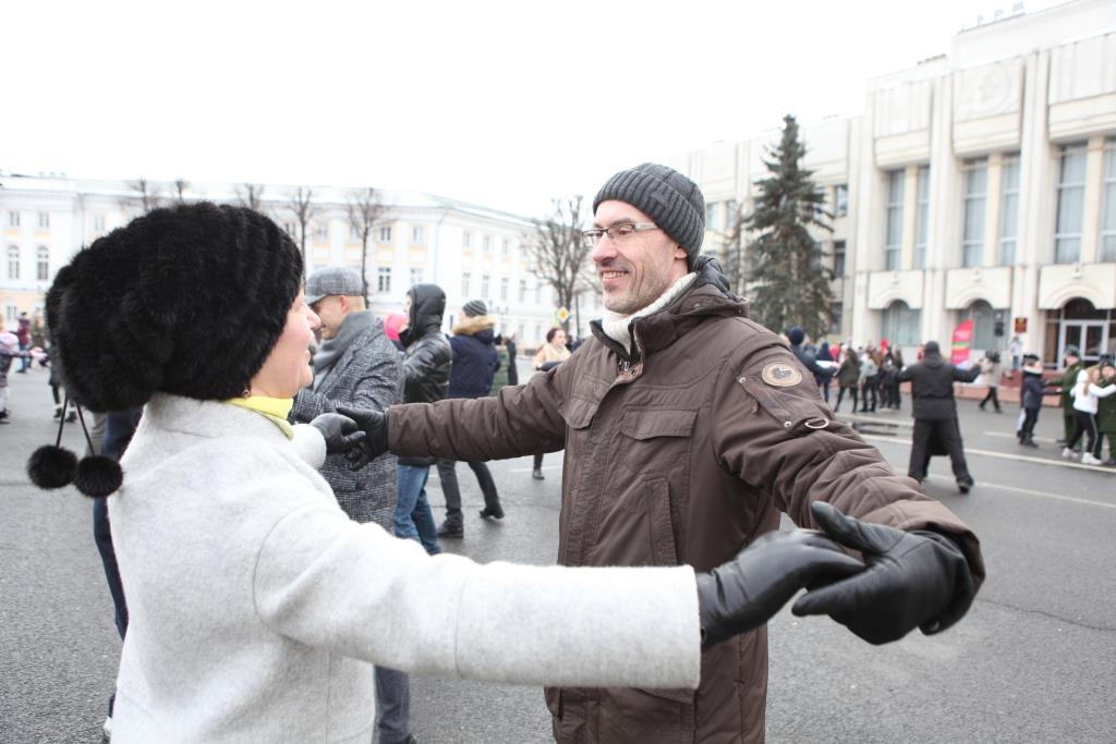 На Советской площади сто пар станцевали “Севастопольский вальс”
