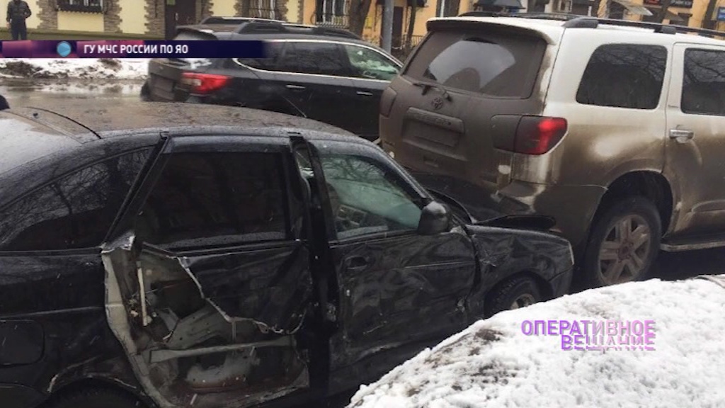 В центре Ярославля столкнулись сразу четыре автомобиля