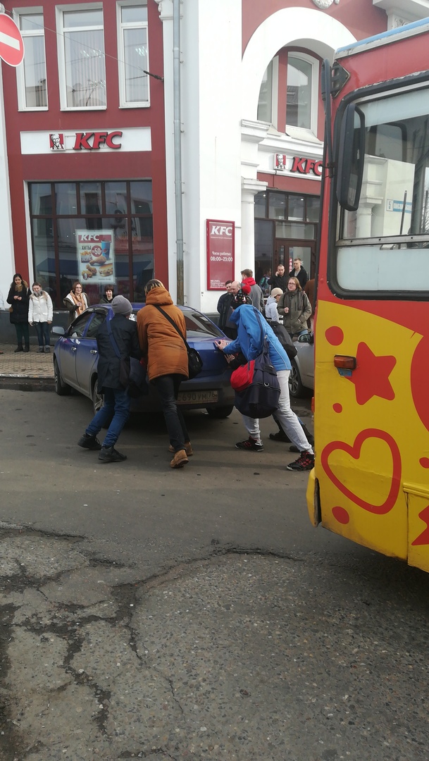 В центре Ярославля общественный транспорт встал из-за брошенной машины