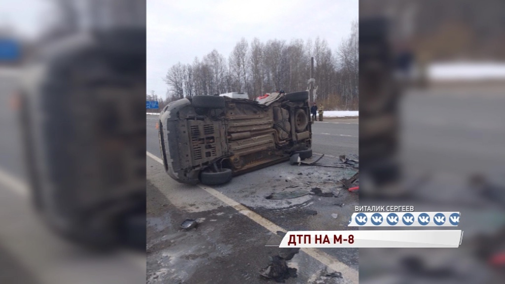 В Ростовском районе дорогу не поделили две иномарки: одна завалилась на бок