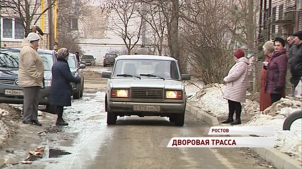 Ростовские водители превратили один из дворов в трассу: жители переживают за свою безопасность