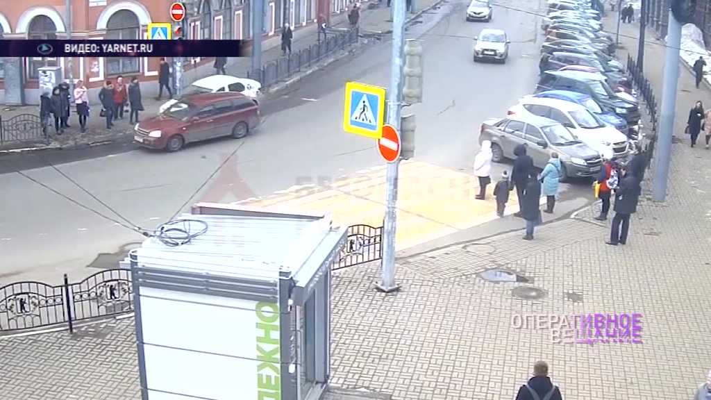 ВИДЕО: Такси едва не сбило группу пешеходов