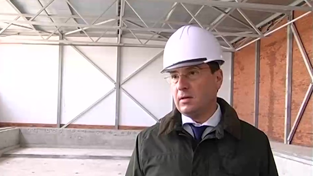 Сергей Панчишный проверил ход работ на спортивном комплексе в Угличе