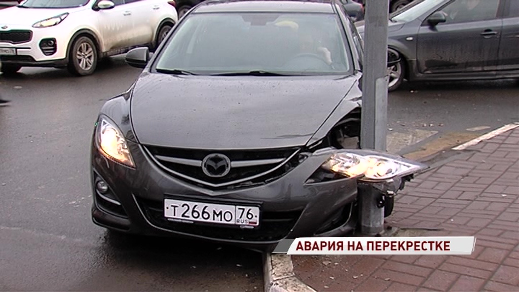 Один врезался в столб, второй пробил колесо: в Ярославле столкнулись две иномарки