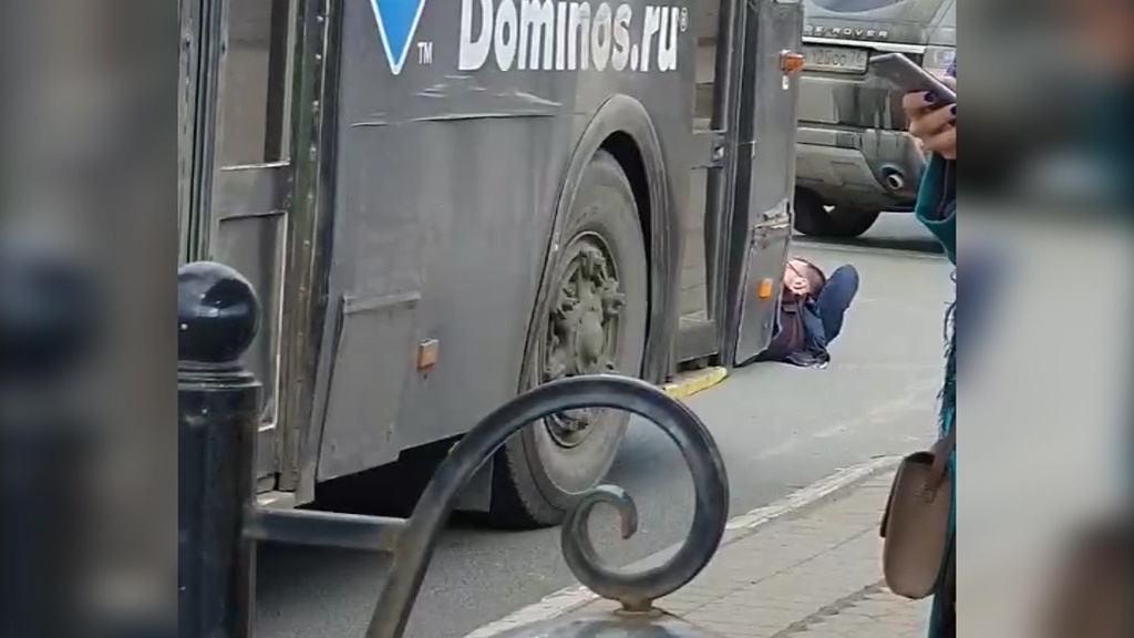 В Ярославле мужчина лег под колеса троллейбуса ради прикольного видео