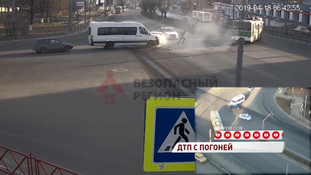 ВИДЕО: Водитель протаранил микроавтобус и попытался убежать от инспекторов ГИБДД