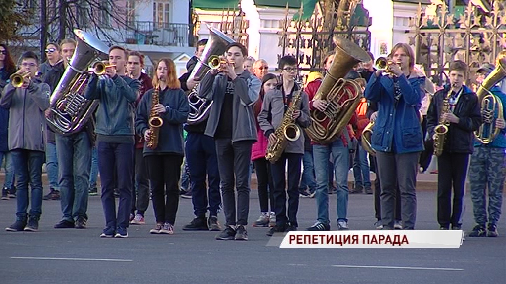 На Советской площади состоялась репетиция парада: заглядываем в «закулисье»