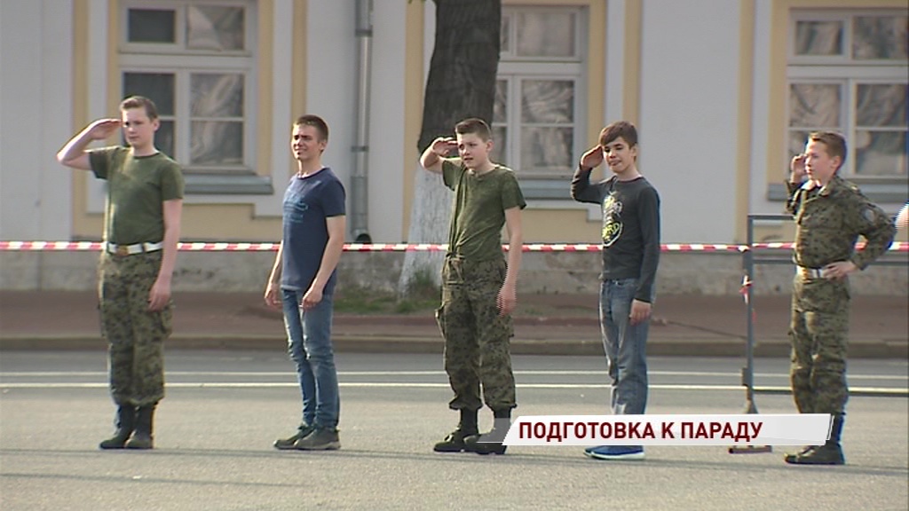 Воспитанники кадетских классов отрепетировали номер к параду на Советской площади