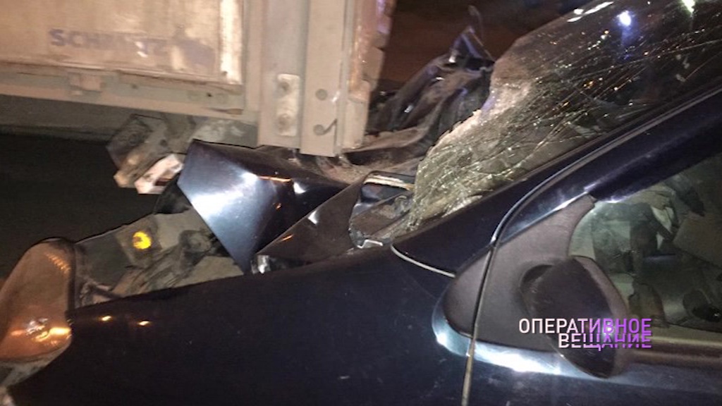 Капот разрезало углом кузова: в Ярославле иномарка влетела под грузовик