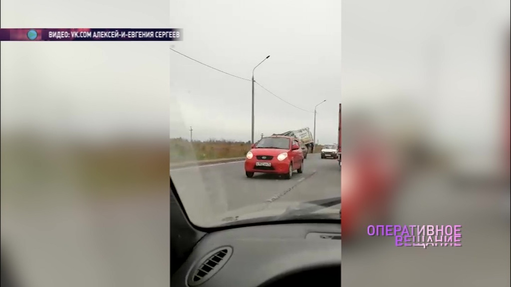 На окружной дороге в Ярославле перевернулась фура